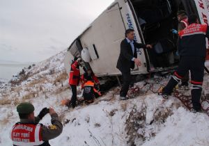 Ardahan yolunda otobüs şarampole yuvarlandı: 2 ölü